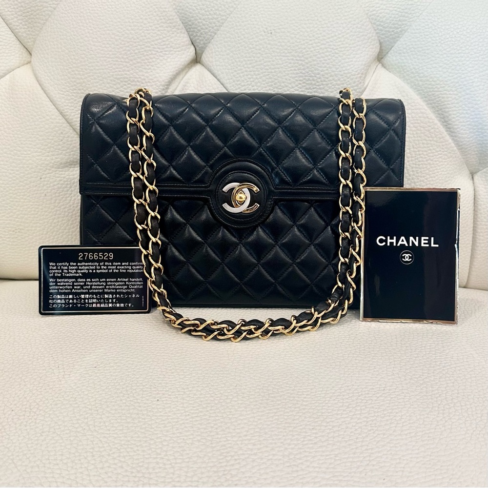 CHANEL Black Quilted Shoulder Bag with Gold Chain